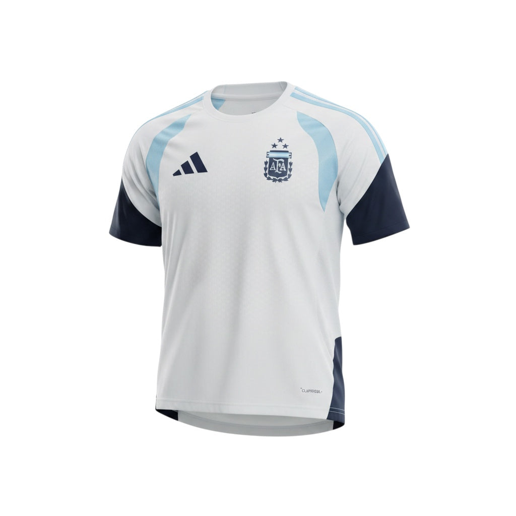 Camiseta de entrenamiento blanca Adidas Climacool 2026 de Argentina con mangas azul marino y detalles celestes. Escudo AFA bordado.