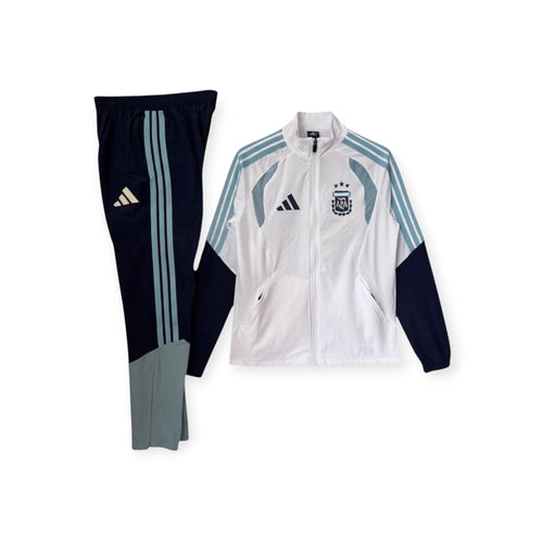 Conjunto de chándal de entrenamiento Adidas Argentina 2026 blanco y azul marino con cremallera completa y cuello alto. Pantalones ajustados con detalles de rayas.