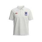 Camiseta de fútbol retro blanca de Inglaterra 2009 de Umbro con cuello tipo polo y detalles del partido contra Eslovaquia.