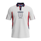Camiseta retro de local de Inglaterra 1998 de Umbro, blanca con paneles laterales rojos y azul marino, cuello polo azul marino con detalle de la Cruz de San Jorge y escudo bordado de los Tres Leones.
