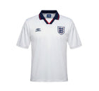 Camiseta de fútbol retro blanca de Inglaterra 1994 de Umbro con cuello polo azul marino y banda roja. Escudo de los Three Lions en el pecho.