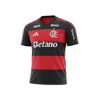 Camiseta de fútbol roja y negra de Hinchas Sportswear Store con rayas horizontales, logo de Adidas y patrocinador Betano. Tecnología Climacool.