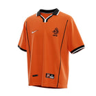 Hinchas Sportswear Store: Camiseta de fútbol retro naranja de Holanda 1998 de Nike con cuello polo negro y ribetes blancos, escudo KNVB bordado y logo Swoosh.