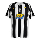 Hinchas Sportswear Store Juventus FC 2004/05 retro home jersey. Black and white vertical stripes, gold Nike swoosh, Juventus crest with two stars, Sky Sport sponsor.