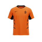 Hinchas Sportswear Store: Camiseta retro de local de Países Bajos 2002 Nike, naranja con paneles laterales negros en forma de flecha, cuello redondo y escudo KNVB bordado.