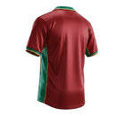 Camiseta de fútbol retro de Portugal 1998 de Hinchas Sportswear Store, color rojo con paneles laterales verdes y cuello polo verde con ribete amarillo.