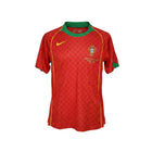 Camiseta de fútbol retro roja de Portugal 2004 de Nike con cuello verde y detalles amarillos. Escudo de la Eurocopa 2004.