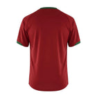 Camiseta de fútbol retro Portugal 2006 de Nike en rojo intenso con cuello y puños verdes. Detalle de cruz en la espalda.