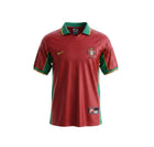 Camiseta de fútbol retro Portugal 1998 de Hinchas Sportswear Store. Roja con paneles laterales verdes y cuello polo verde con ribete amarillo.