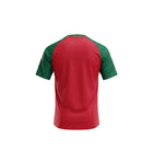 Camiseta de fútbol retro de Portugal 1996-97 de Olympic, roja con mangas raglán verdes y cuello en V con ribete verde y blanco.