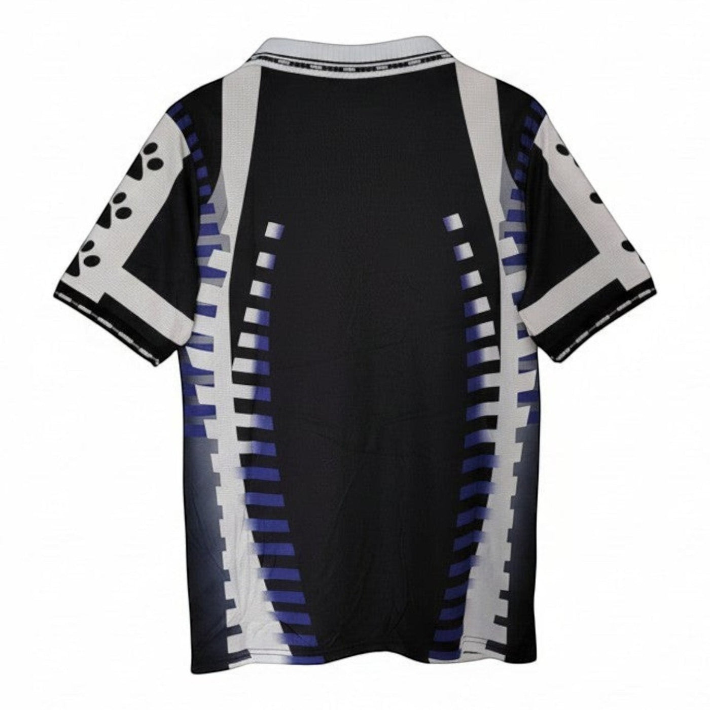Hinchas Sportswear Store Real Madrid 1996-97 retro away jersey. Black with white and purple geometric patterns, short sleeves, polo collar.