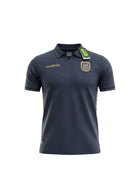 Camiseta de fútbol oficial de Ecuador 2026 de Marathon en azul marino con detalles dorados y cuello tipo polo.