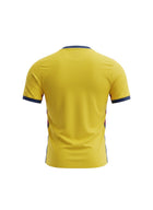Camiseta de fútbol amarilla del Ecuador 2026 de Marathon Sports con cuello y puños azul marino. Estampado en la espalda.